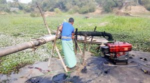 মুরাদনগরে ভ্রাম্যমান আদালতের পরেও প্রশাসনকে বুড়ো আঙ্গুল দেখিয়ে আর্সি নদীর মাটি উত্তোলন