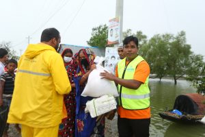 সাতক্ষীরা জেলার আশাশুনি উপজেলায় ইয়াশে ক্ষতিগ্রস্থদের মাঝে “সওয়াব” সংস্থার ফুড প্যাক বিতরণ