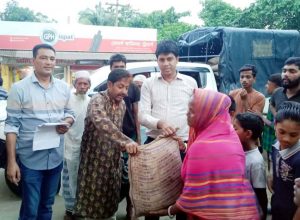 মুরাদনগর গোমতী নদীর তীরে পানিবন্ধি পরিবারের মাঝে খাদ্য সামগ্রী বিতরণ