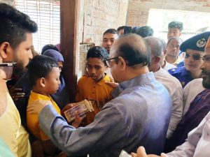 প্রয়াত আ’লীগ নেতার স্ত্রী ও সন্তানের হাতে এমপির পক্ষ থেকে ৫ লাখ টাকা অনুদান