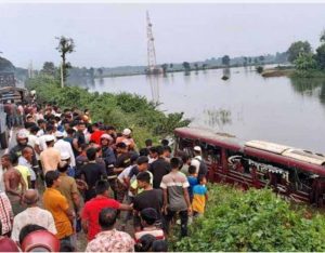 কুমিল্লার দাউদকান্দি মহাসড়কে সড়ক দুর্ঘটনায় মৃত্যুর সংখ্যা ৩ আহত ১১