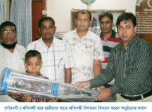 প্রতিবন্ধী শিক্ষার্থীদের মাঝে উপকরন বিতরণ