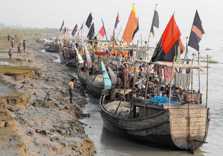 চরফ্যাশনে ৩ ট্রলার ডাকাতি: নিহত ১, গুলিবিদ্ধ ৩, অপহরণ ২৩ জেলে