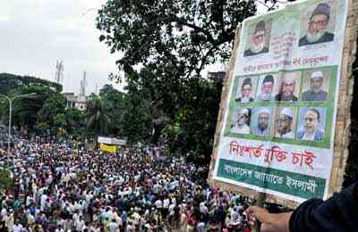 খালেদার সমাবেশে যুদ্ধাপরাধীদের মুক্তির দাবিতে ব্যানার ফেস্টুন