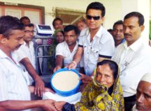 গৌরনদীতে ডিজিটাল পদ্ধতিতে ঈদুল আযহার চাল বিতরণ