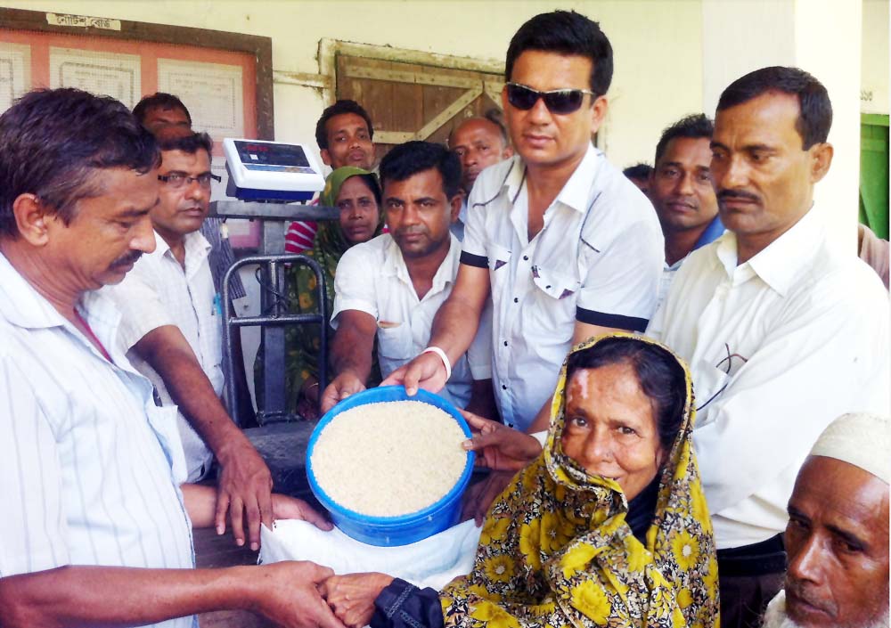 গৌরনদীতে ডিজিটাল পদ্ধতিতে ঈদুল আযহার চাল বিতরণ