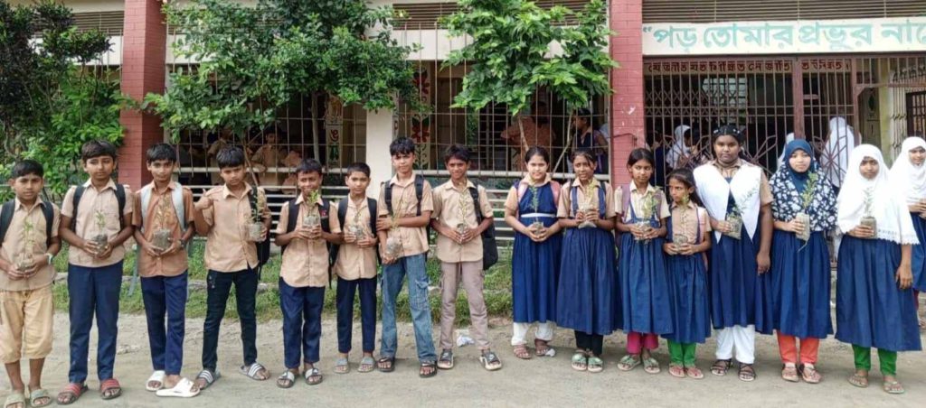 মুরাদনগর মডেল সরকারি প্রাথমিক বিদ্যালয়ে শিক্ষার্থীদের মাঝে গাছ বিতরণ;